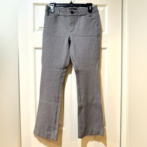 Banana Republic Sloan fit black & white lower rise flare fit pants. Size 4. EUC